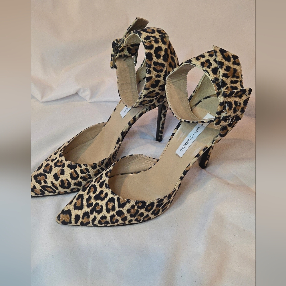 NWOT Diane Von Furstenberg Leopard Suede Pointy Toe Stiletto Heel Buckle 7.5